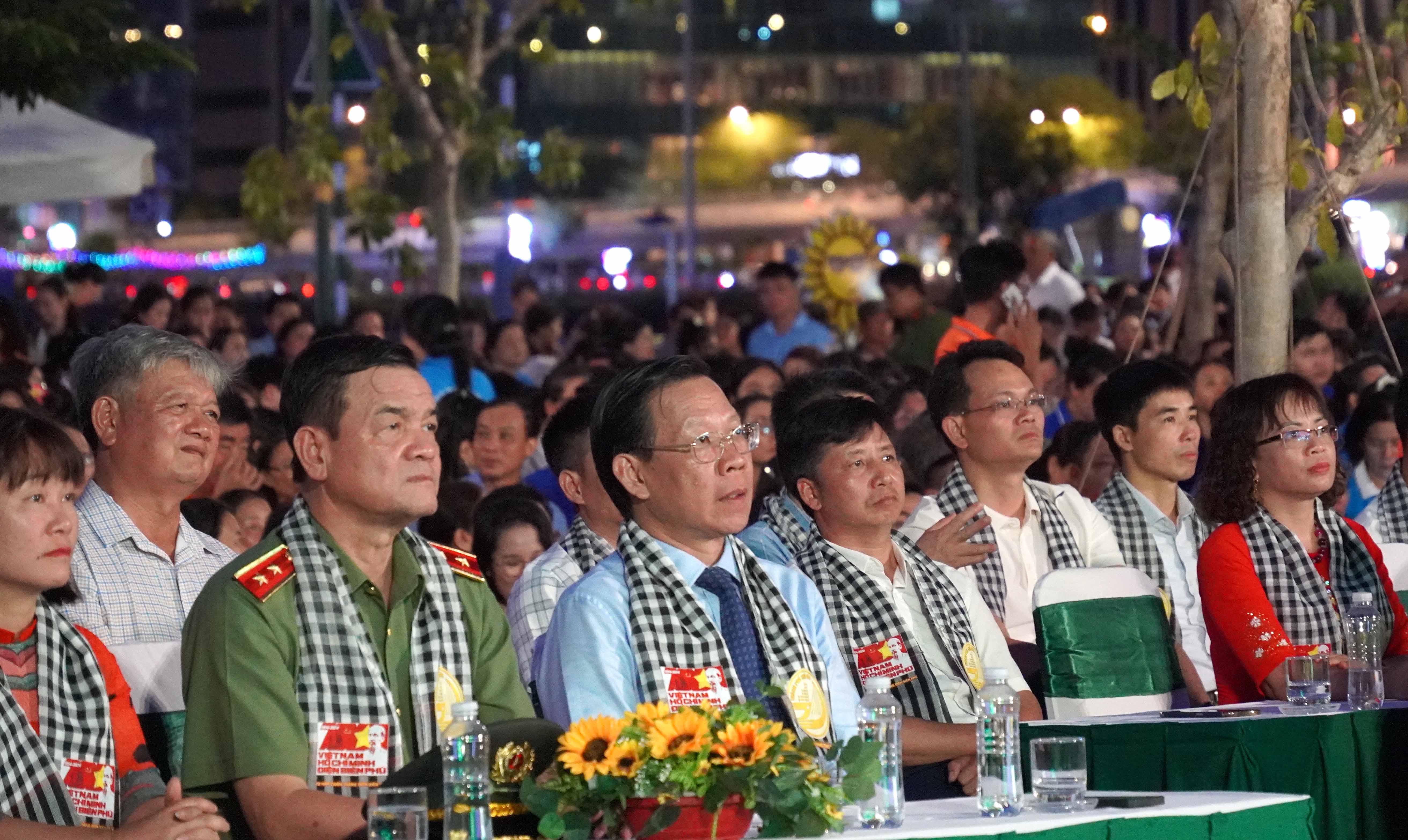2-Chủ tịch UBND TP. Hồ Chí Minh Phan Văn Mãi dự lễ mít tinh.